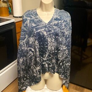 Colour Works one size NWT SNAKESKIN PRINTED BLACK GRAY COOL SOFT PONCHO SWEATER